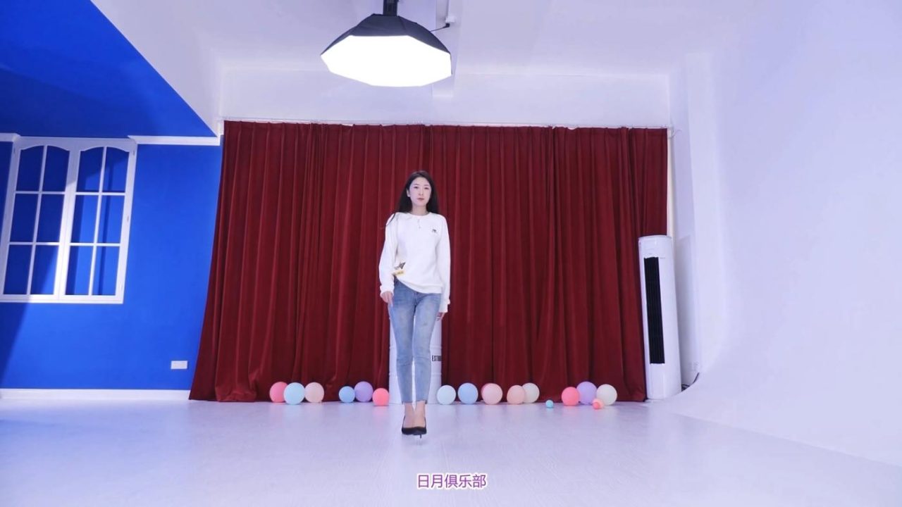 日月俱樂部稀有頂級全祼極品包子逼活力美少婦【阿珞】完美身材 脫衣走秀+折返跑