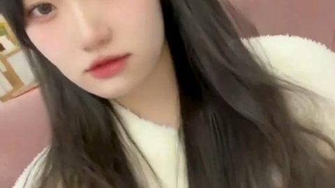 極品身材漂亮拜金大學生美眉被金主包養找來朋友一起大玩3P多種情趣上下開攻內射純純反差婊