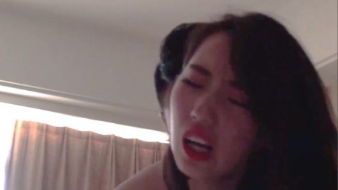 女神顏值紅唇大波浪美女被猥瑣男炮友插屁眼反抗嚎叫