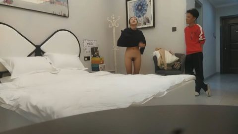 【超清AI畫質增強】，2000塊一炮，【小迪精品探花】，20歲兼職舞蹈老師，身材不錯胸部堅挺，兄弟倆第一次還有些緊張