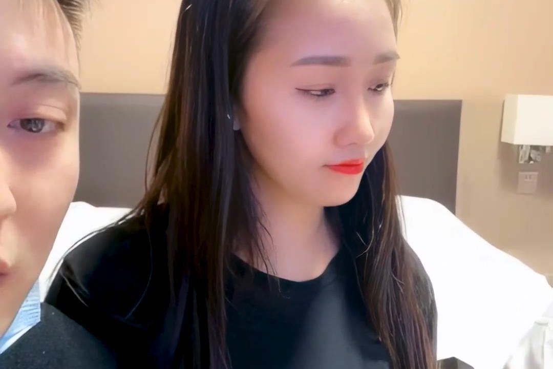 【獨家AI修復】超養眼學院派妹子初下海很羞澀❤️慢慢脫下衣服被大哥推倒爆操