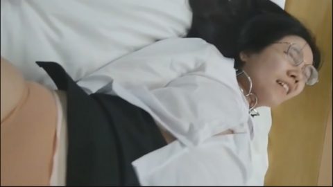 極品眼鏡反差婊大學生美女陳麗梅被金主爸爸調教騷母狗嘴裡含假屌小雞巴插騷逼表情痛苦