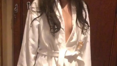 網紅小粉豬西萌工作室流出 萌妹溫泉露出裸體問路車內自慰